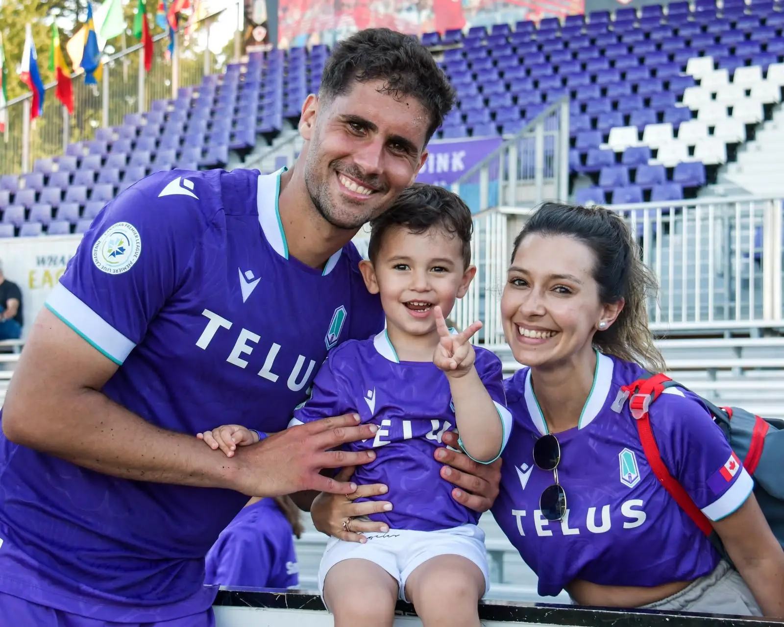 Pedro com mulher e filho vestidos a rigor com as cores do Pacific FC