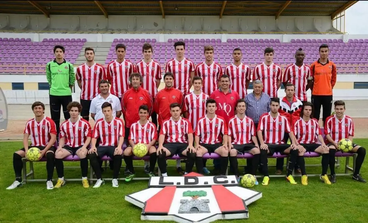 O central (3º atrás a partir da esquerda) com a sua equipa do Louletano, em 2013/14