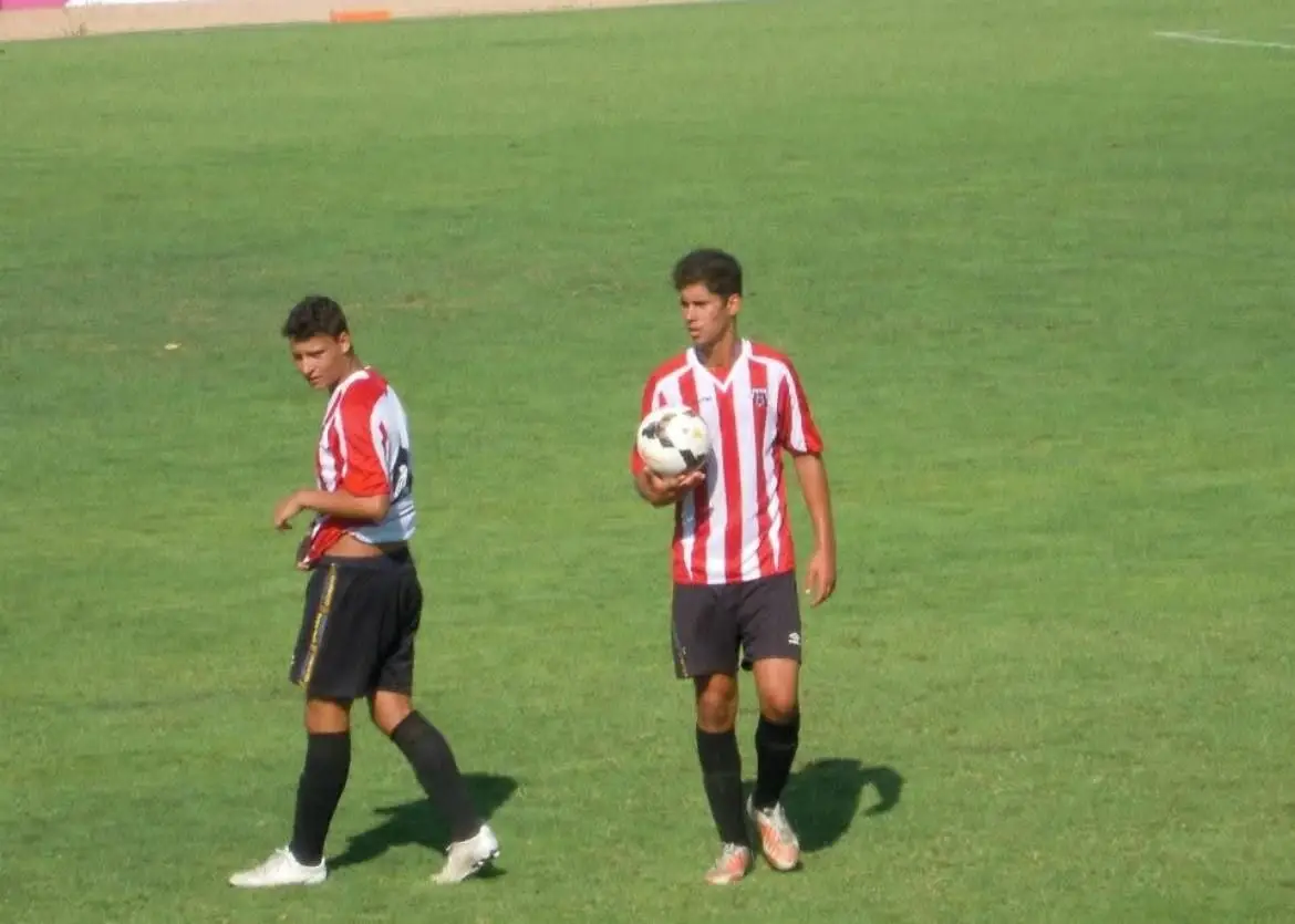 Pedro com a bola, durante um jogo pelo Louletano