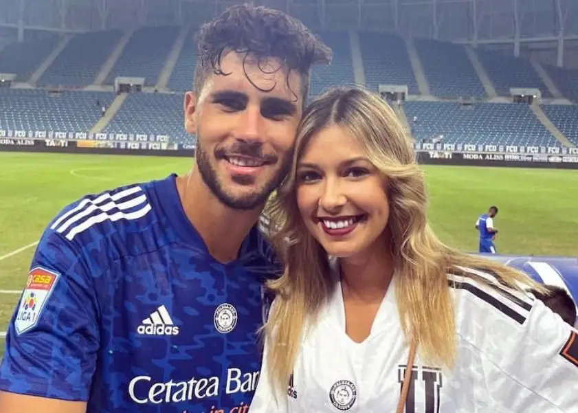 O centra com a mulher no estádio do Craiova