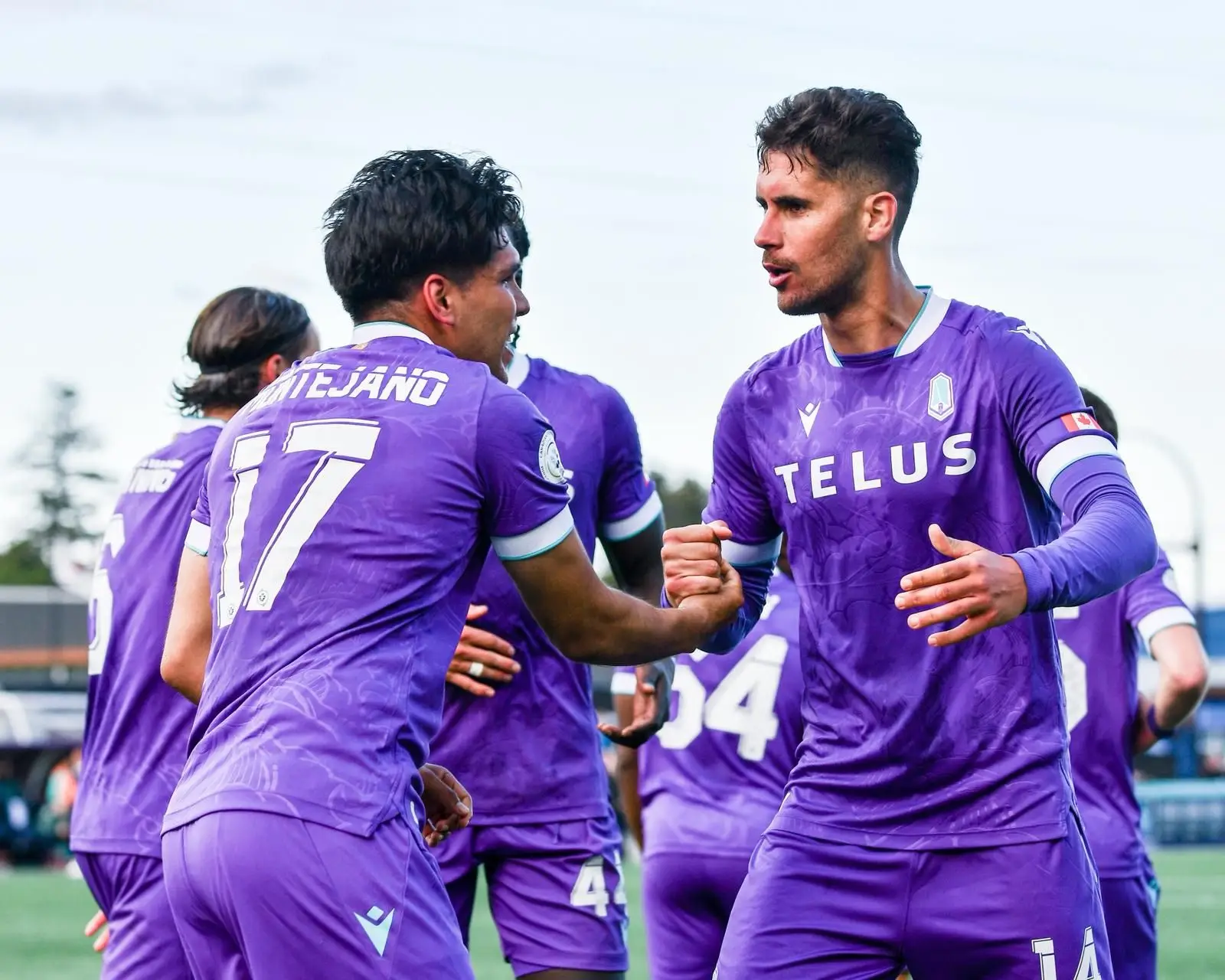 No início de 2025, o central (à direita) atravessou o Atlântico para jogar no Pacific FC, do Canadá