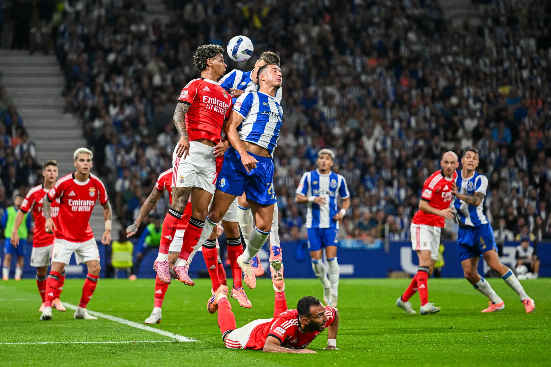 Entre forças de bloqueio e os ferros, as estratégias de FC Porto e Benfica não deram em golo