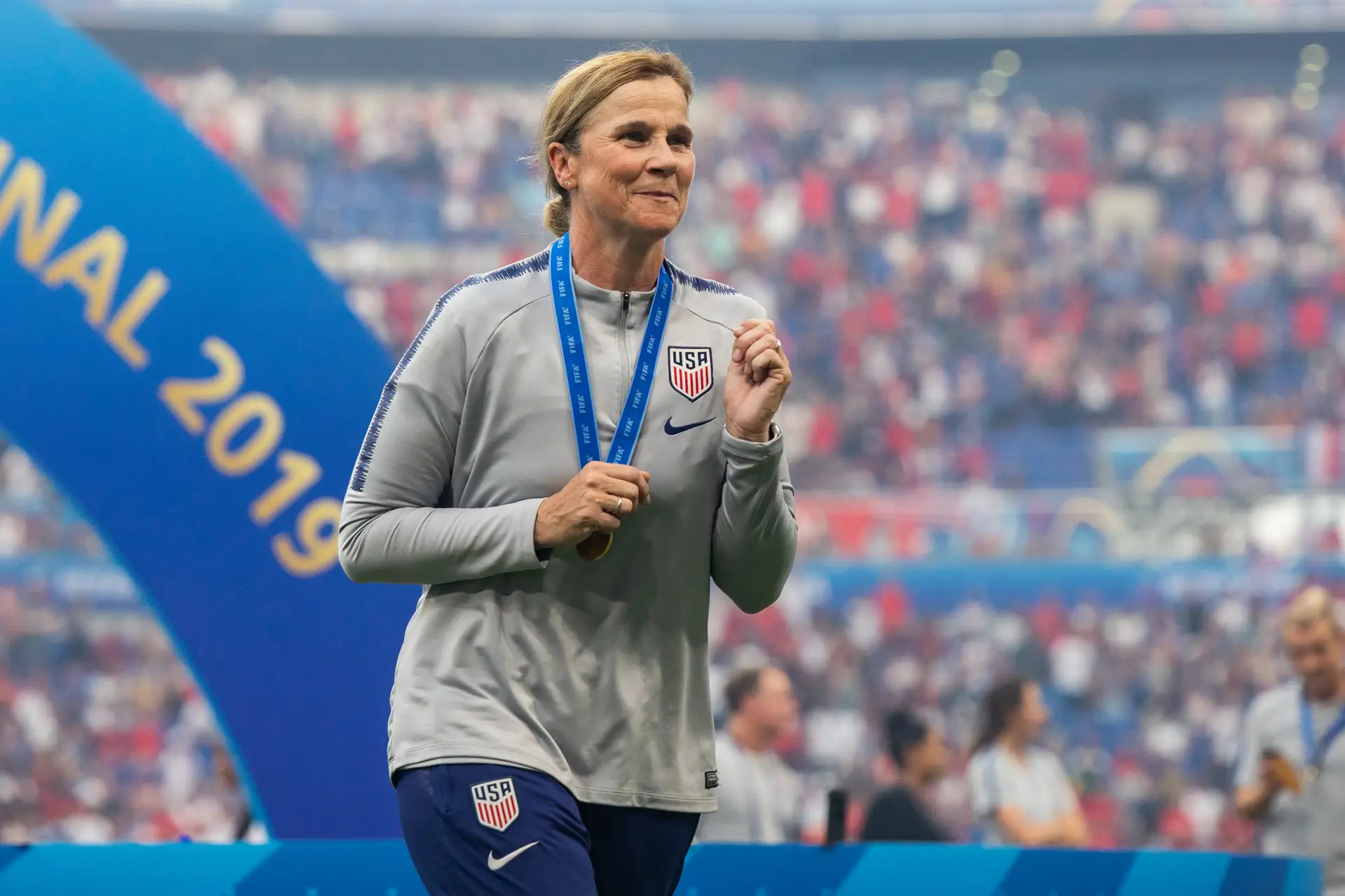 Em miúda, Jill Ellis estava proibida de jogar futebol, hoje é líder na FIFA: “Antes não havia heroínas, agora as jogadoras são estrelas”