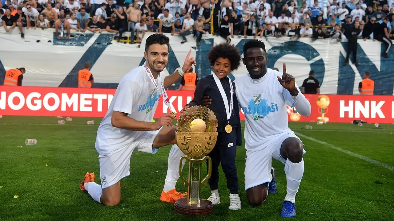 Rrodigo com a primeira taça que consquistou na Croácia, ao lado do colega e amigo Maxwell Acosty e o filho deste