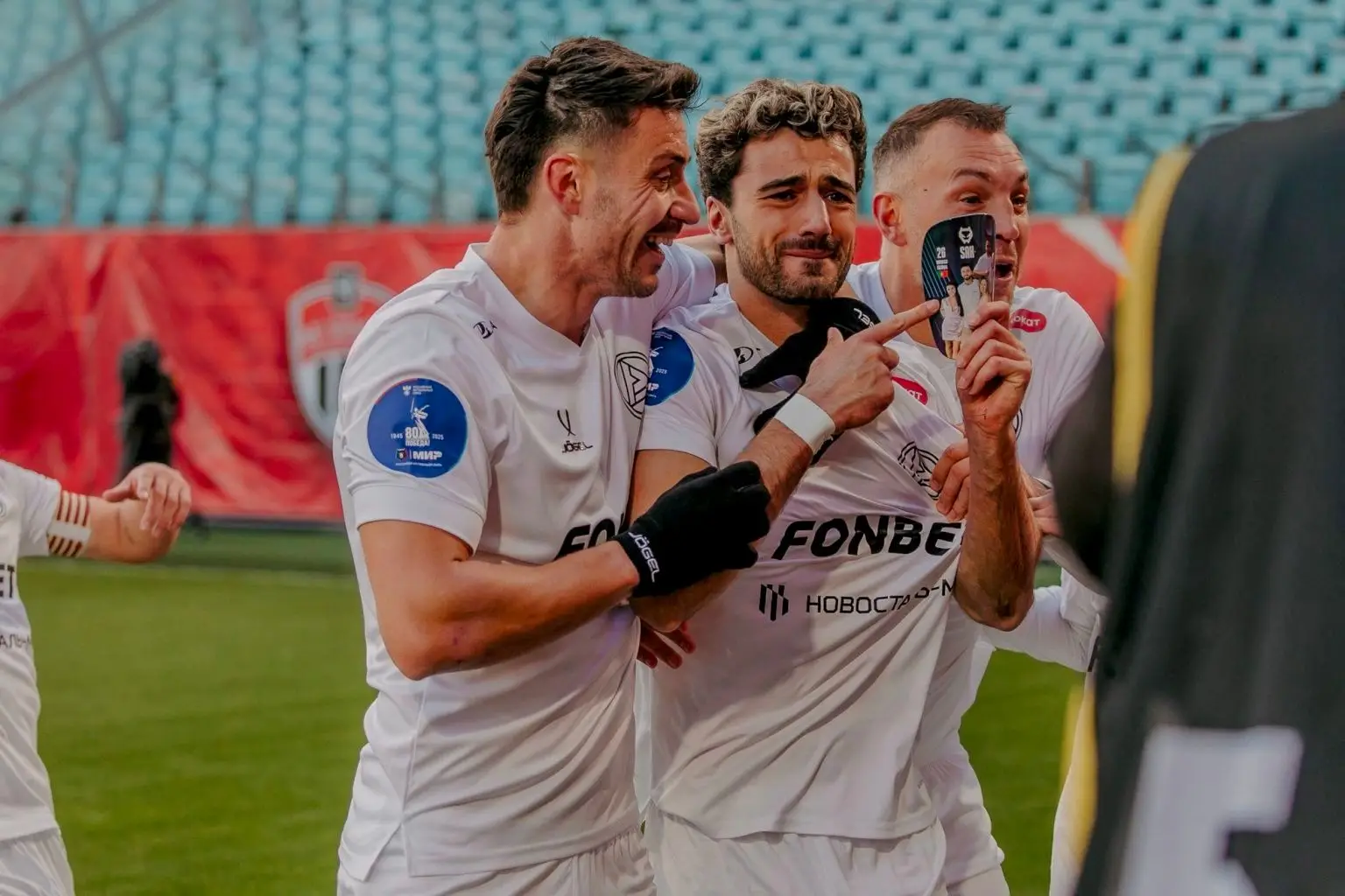 Rogo mostra a caneleira com a foto dos pais e da irmã, emocionado depois de marcar o primeiro golo após a morte do pai em dezembro de 2024, precisamente na jornada 26, número que gosta de usar na camisola por ser o dia de aniversário do pai 
