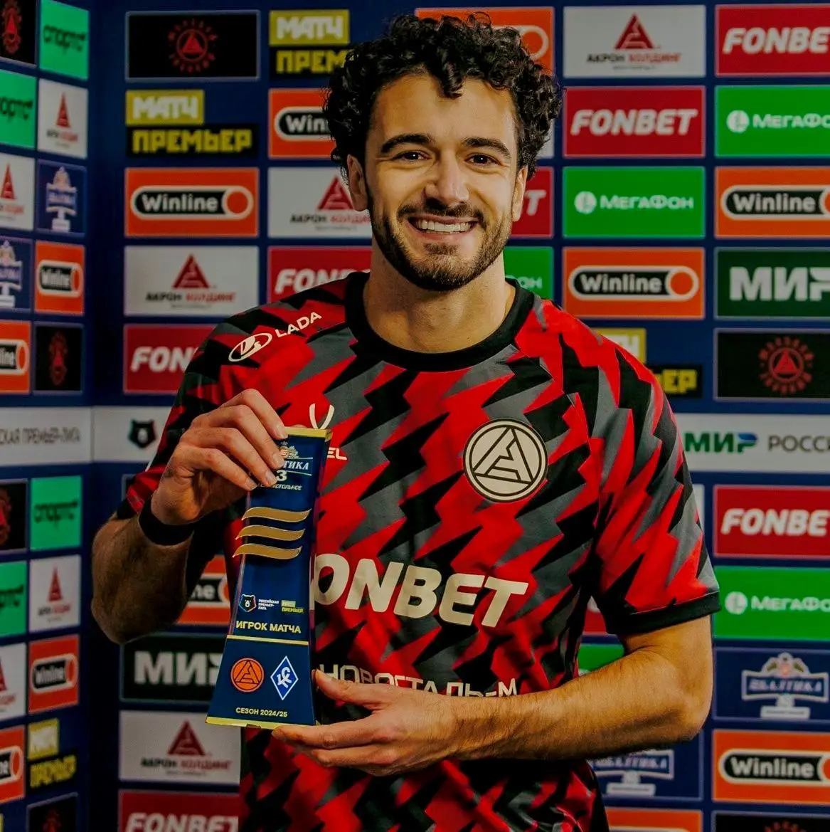 Com o troféu de melhor em campo num jogo pelo Akron Trogliatti 