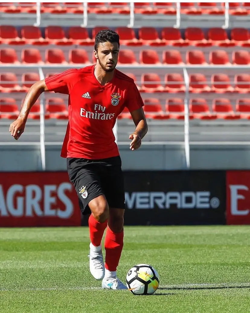 O central acabou por fazer toda a formação no Benfica