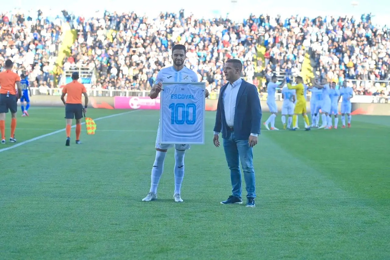 A homenagem pelo 100º jogo com a camisola do Rijeka