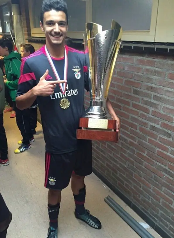 Rodrigo com uma Taça que conquistou num Torneio Internacional, em Amesterdão