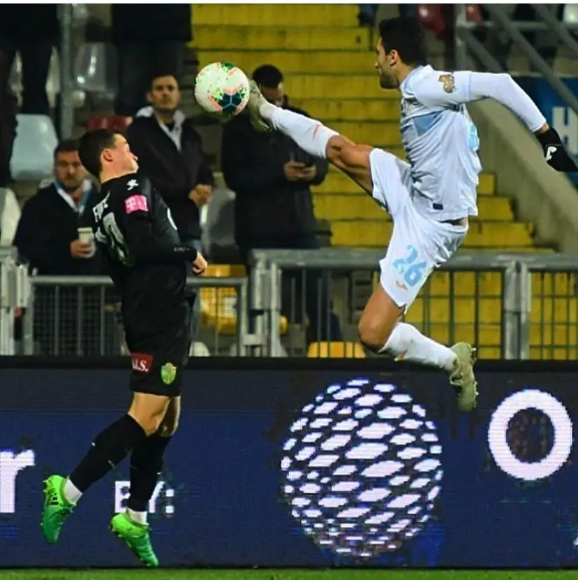 O central (à direita) em ação pelo Rijeka