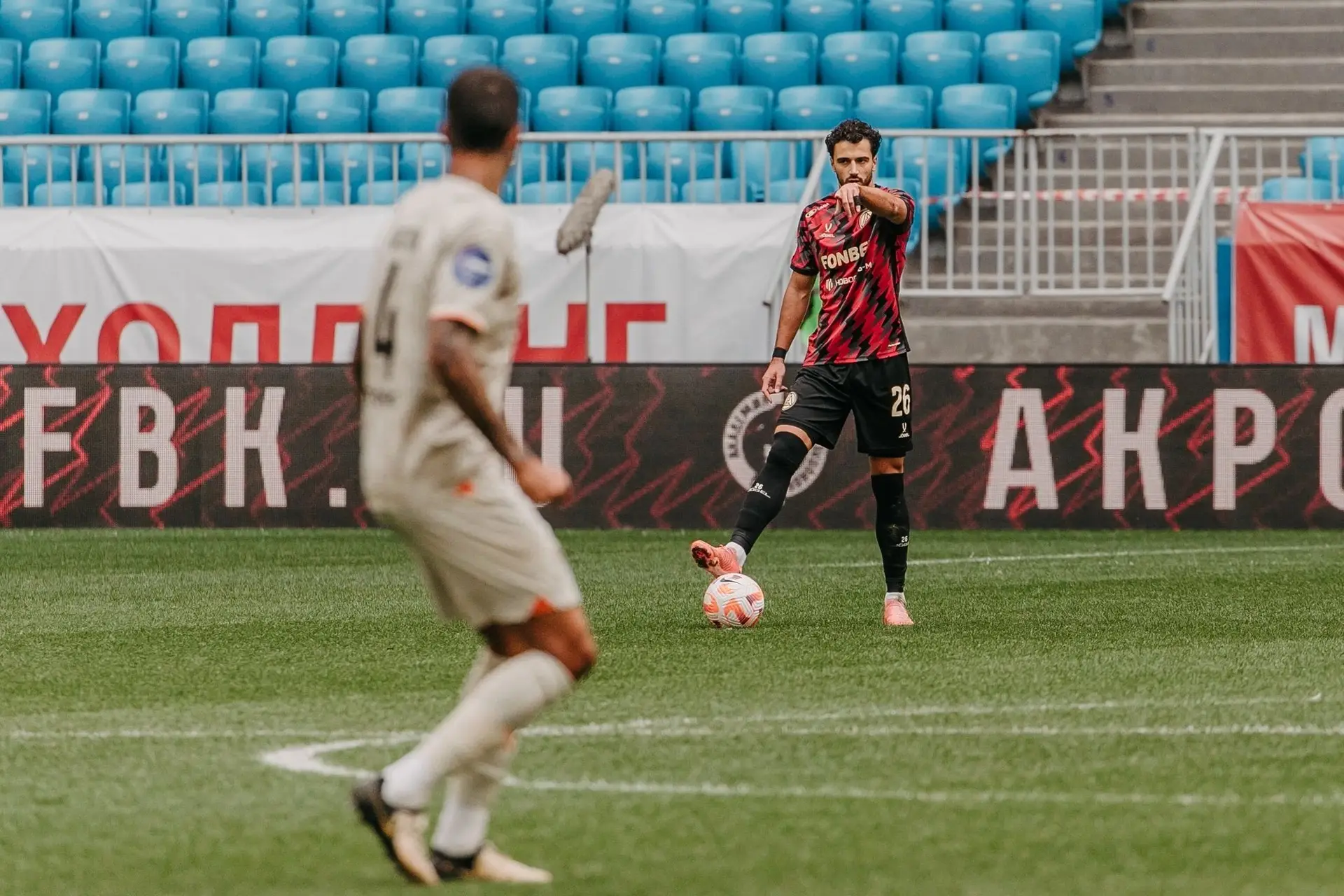 O central com a bola, em jogo pelo Akron Togliatti