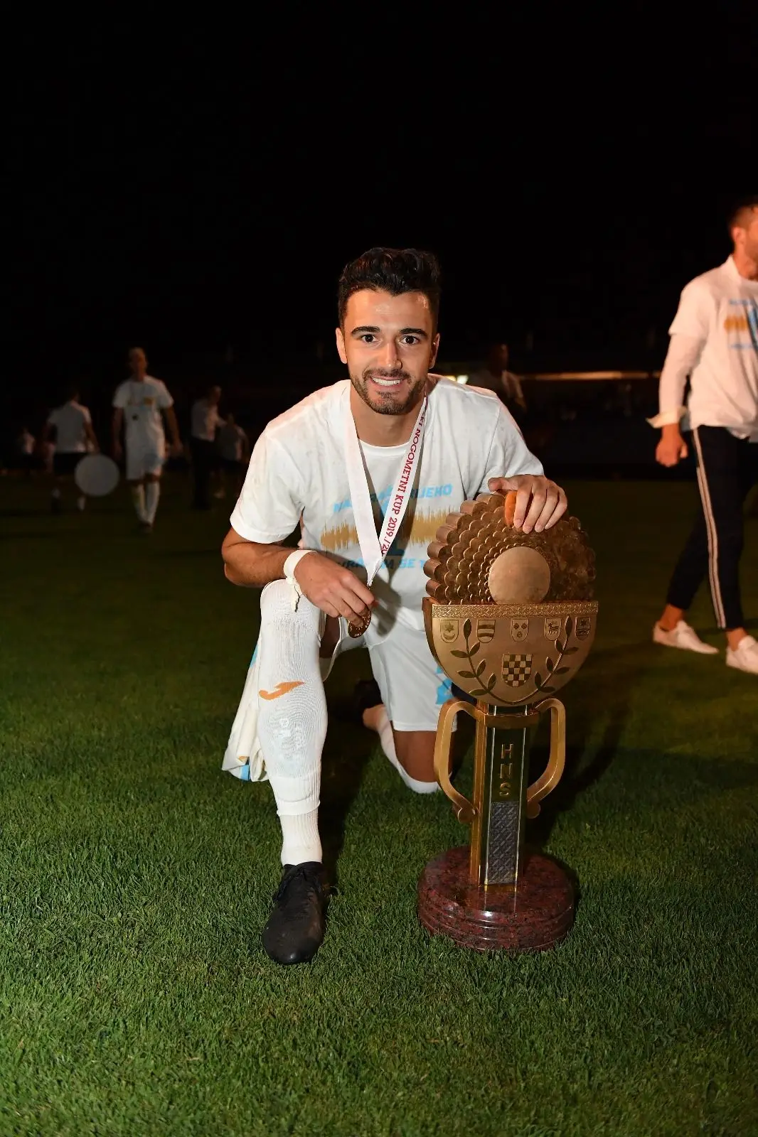 O central com a segunda Taça que conquistou na Croácia, com o Rijeka