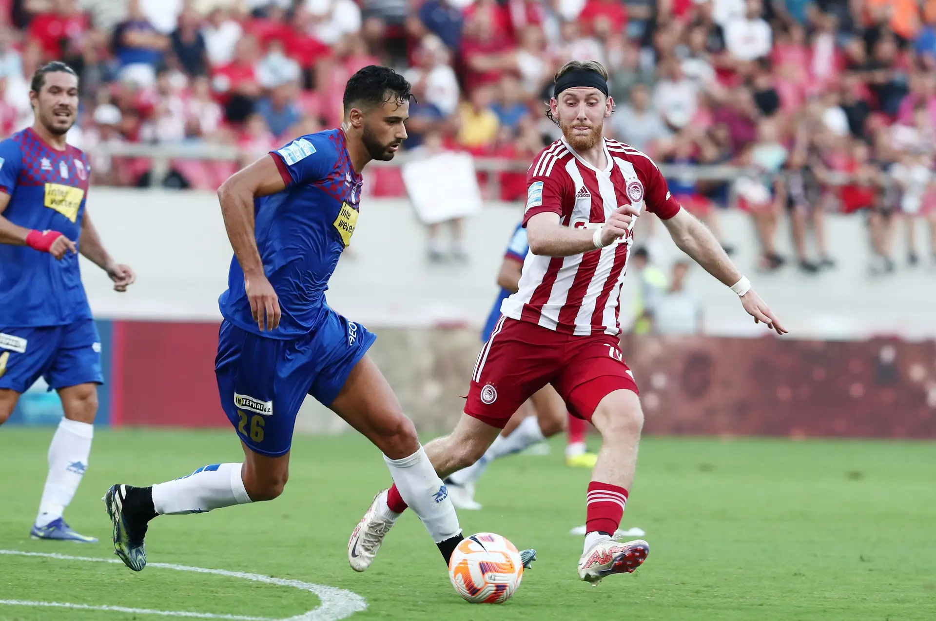 Em 2022/23, Rodrigo Escoval (com a bola), assinou pelo Volos NFC