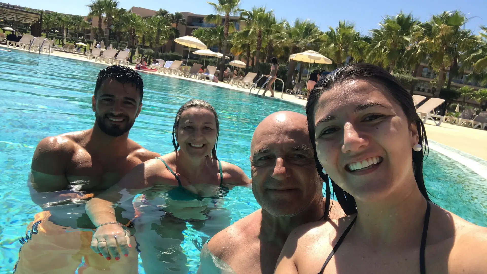 Rodrigo com os pais e irmã