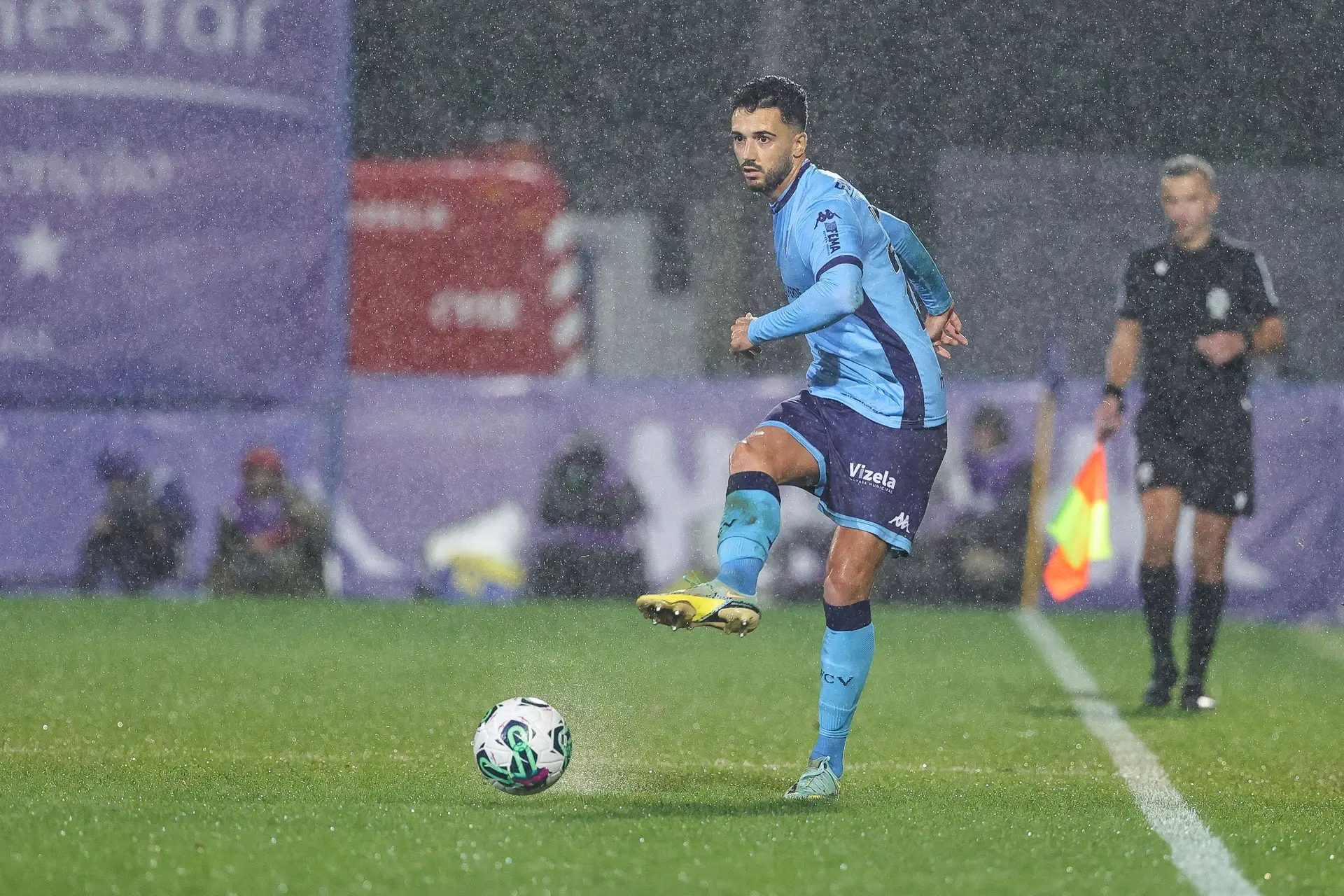 Num jogo do FC Vizela à chuva