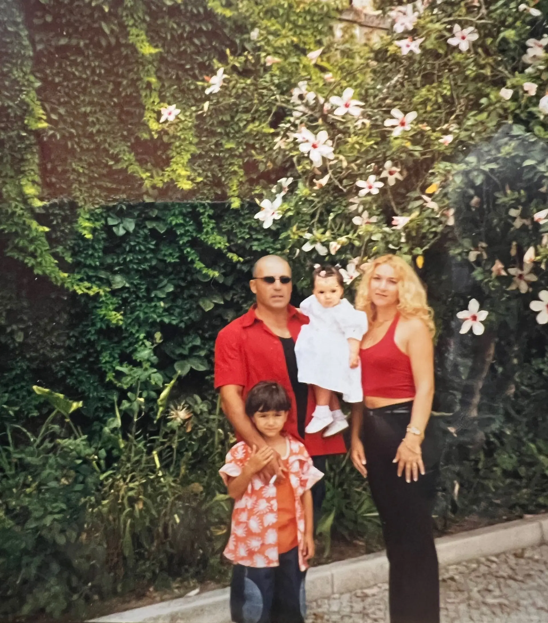 Rodrigo (em pé junto do pai) com os pais e a irmã