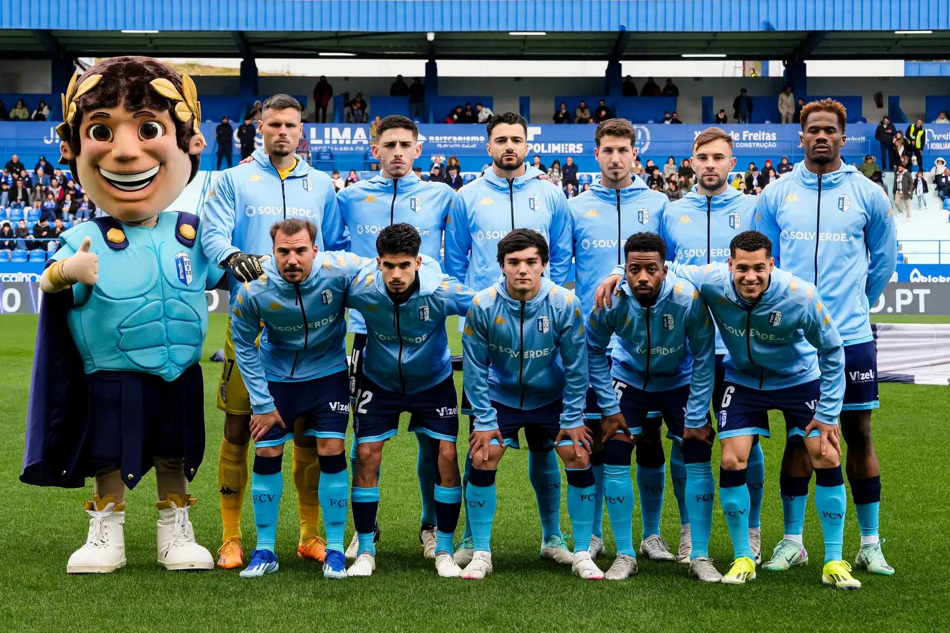 O central (4º atrás a partir da direita) com a equipa do FC Vizela, em março de 2024