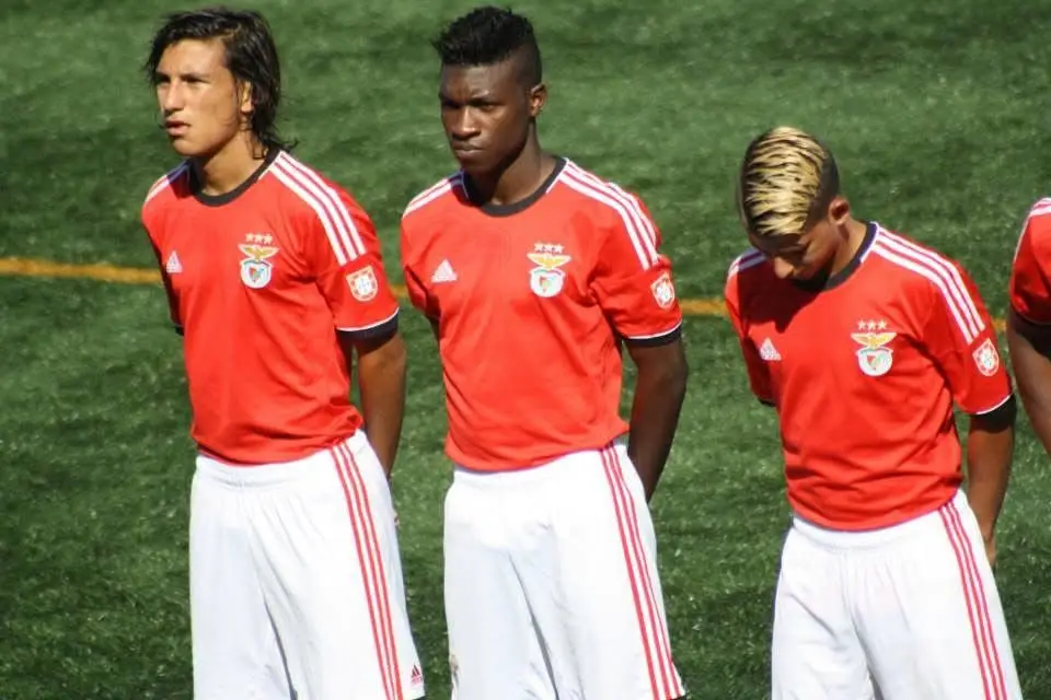 Buta (no centro) ao lado de João Carvalho (à esquerda) e Hugo Santos (à direita), ingressou no Benfica com 14 anos