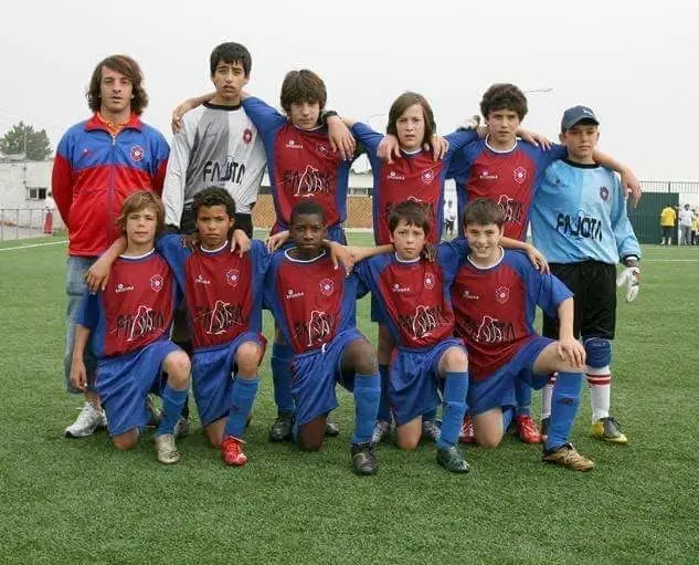 O lateral (no centro em baixo) começou a jogar futebol no RD Águeda