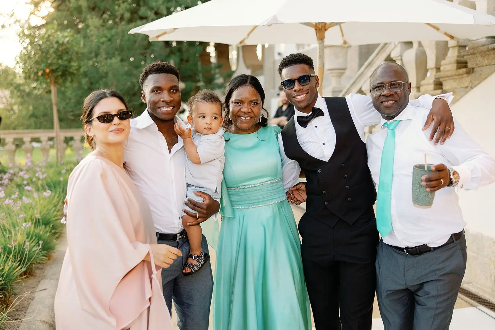 O lateral com o filho ao colo, acompanhado dos pais, do irmão e da mulher, Catarina 