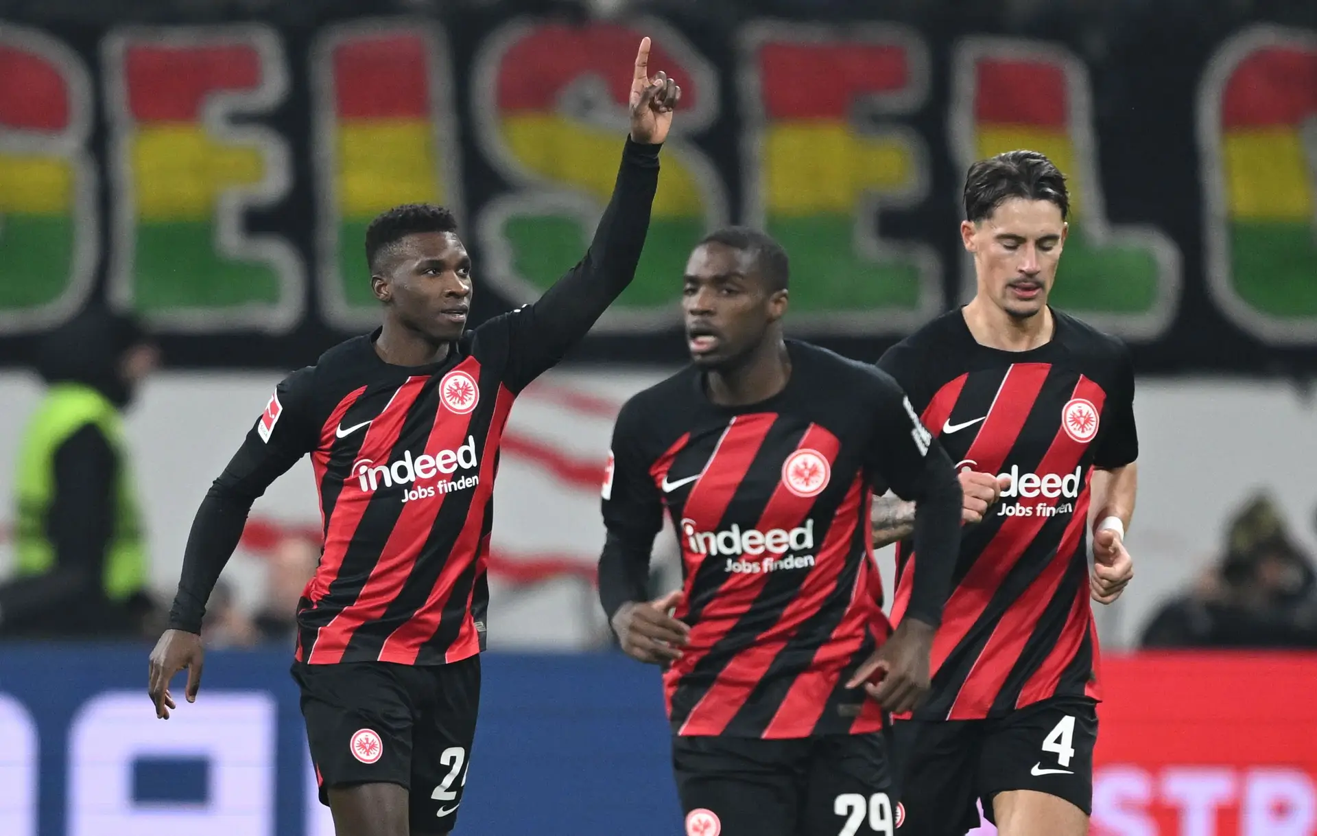 O lateral (à esquerda) a festejar após ter marcado golo pelo Eintracht de Frankfurt