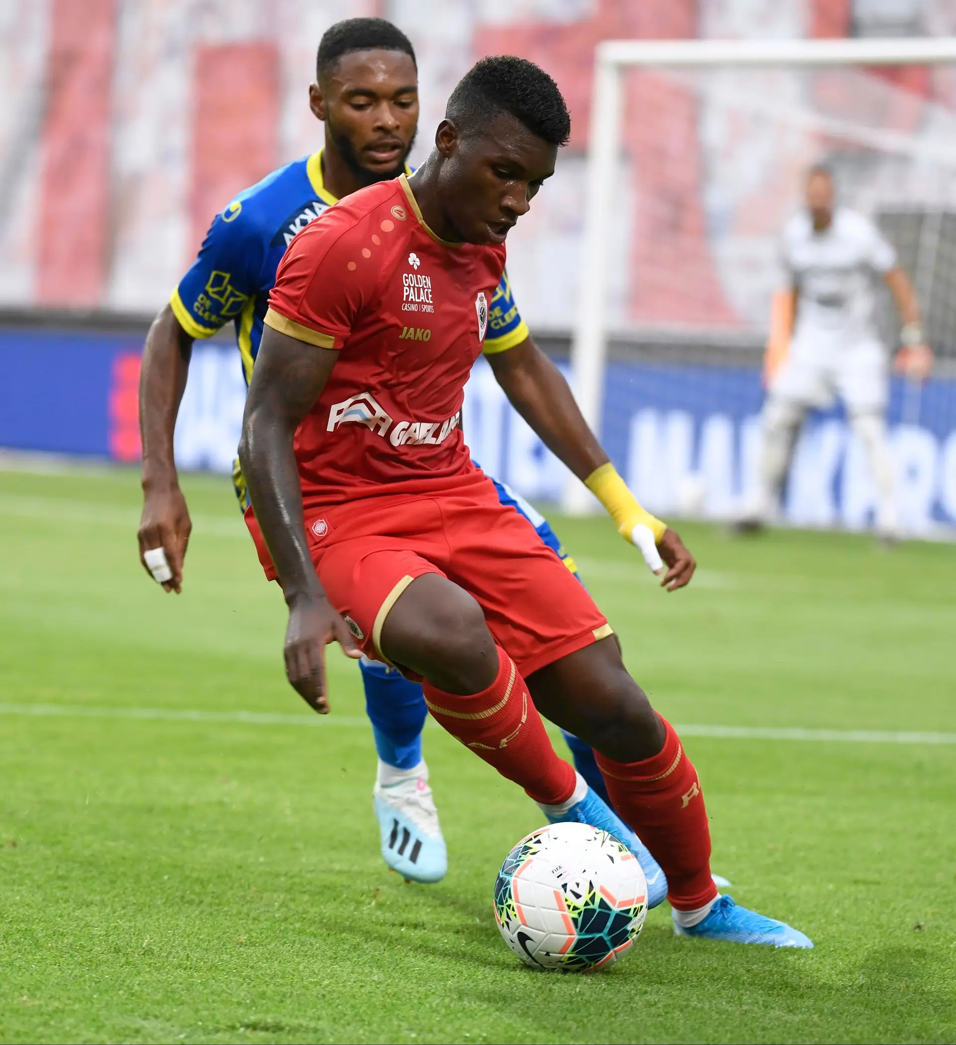 O lateral em ação pelo Royal Antwerp