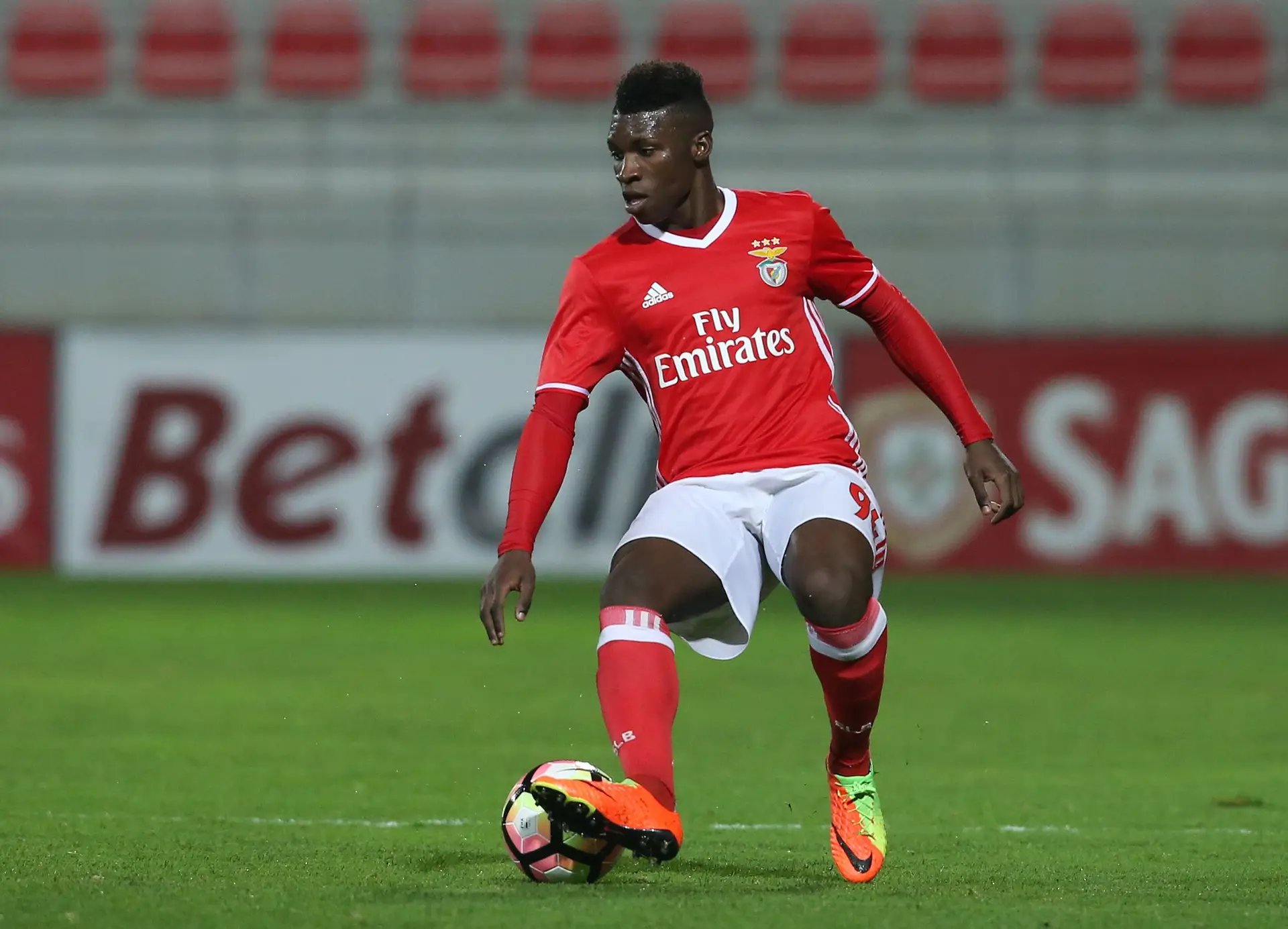O lateral em ação pelo Benfica
