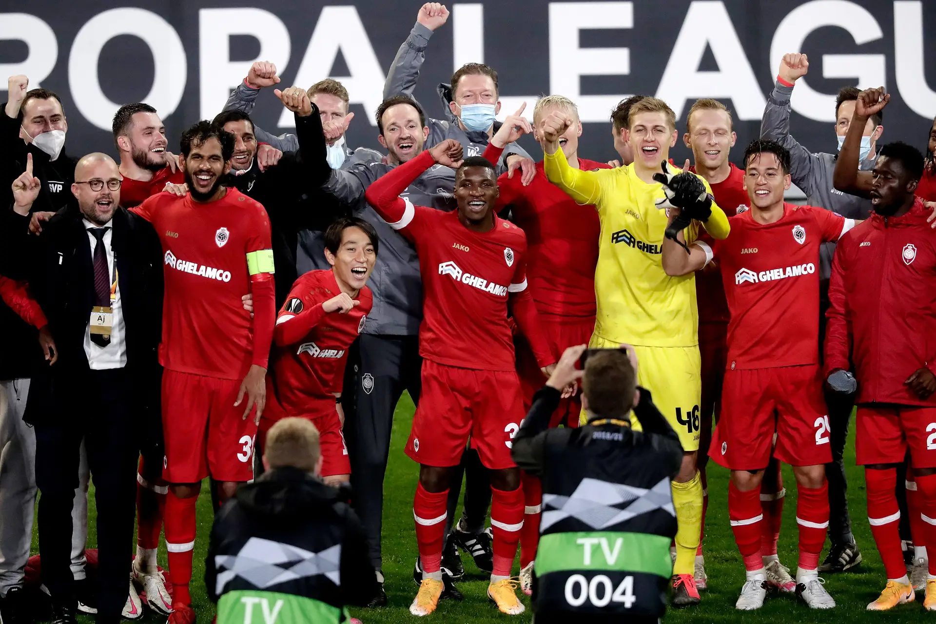 O lateral (no centro) festeja com os colegas do Royal Antwerpa vitória sobre o Tottenham Hotspur, na Liga Europa, em 2020 