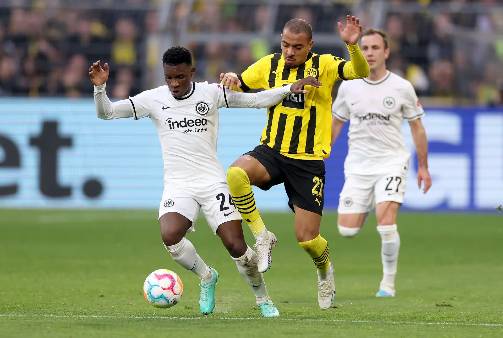 Buta (à esquerda) em ação pelo Eintracht de Frankfurt, durante um jogo com o Borussia Dortmund