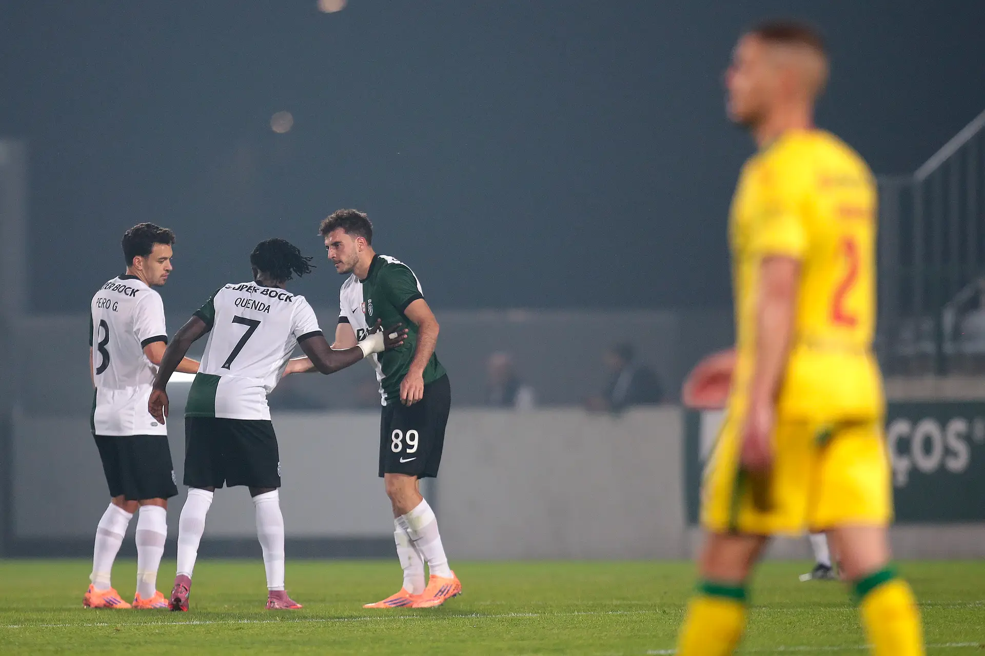 O Sporting meteu-se em trabalhos e precisou de horas extraordinárias para bater o Paços de Ferreira