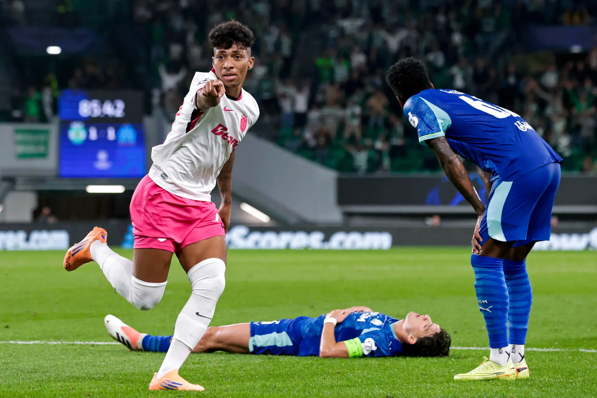 O Marselha começou por fazer teatro, o Sporting retribuiu com puro cinema