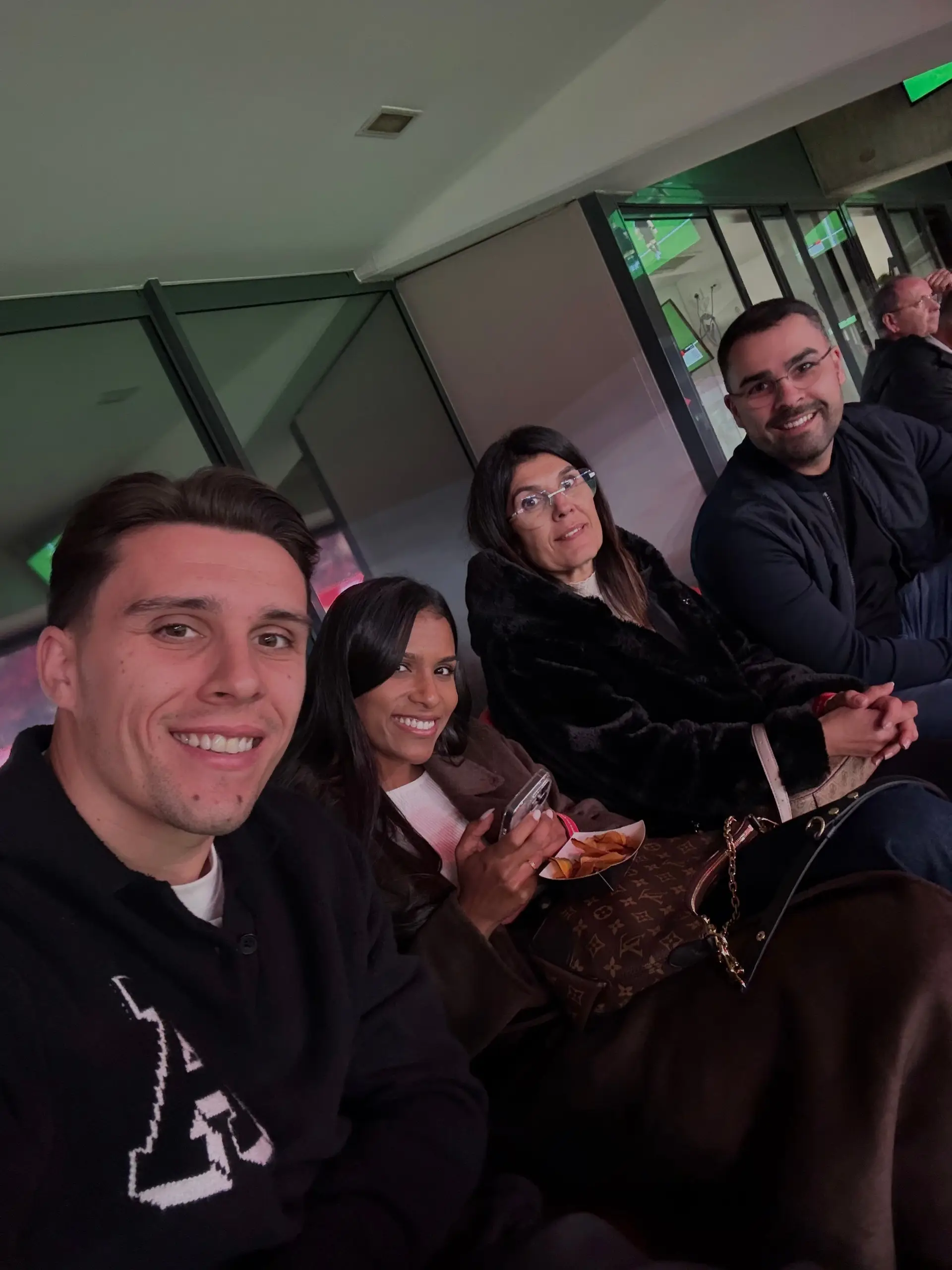 Pedro com a mulher, a mãe e irmão