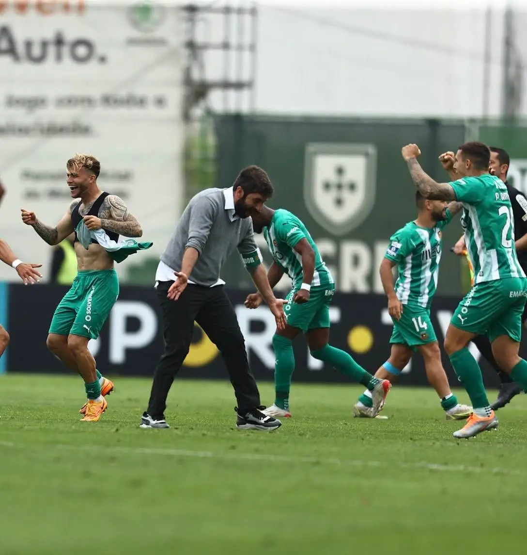 Em festejos com o treinador Luís Freire