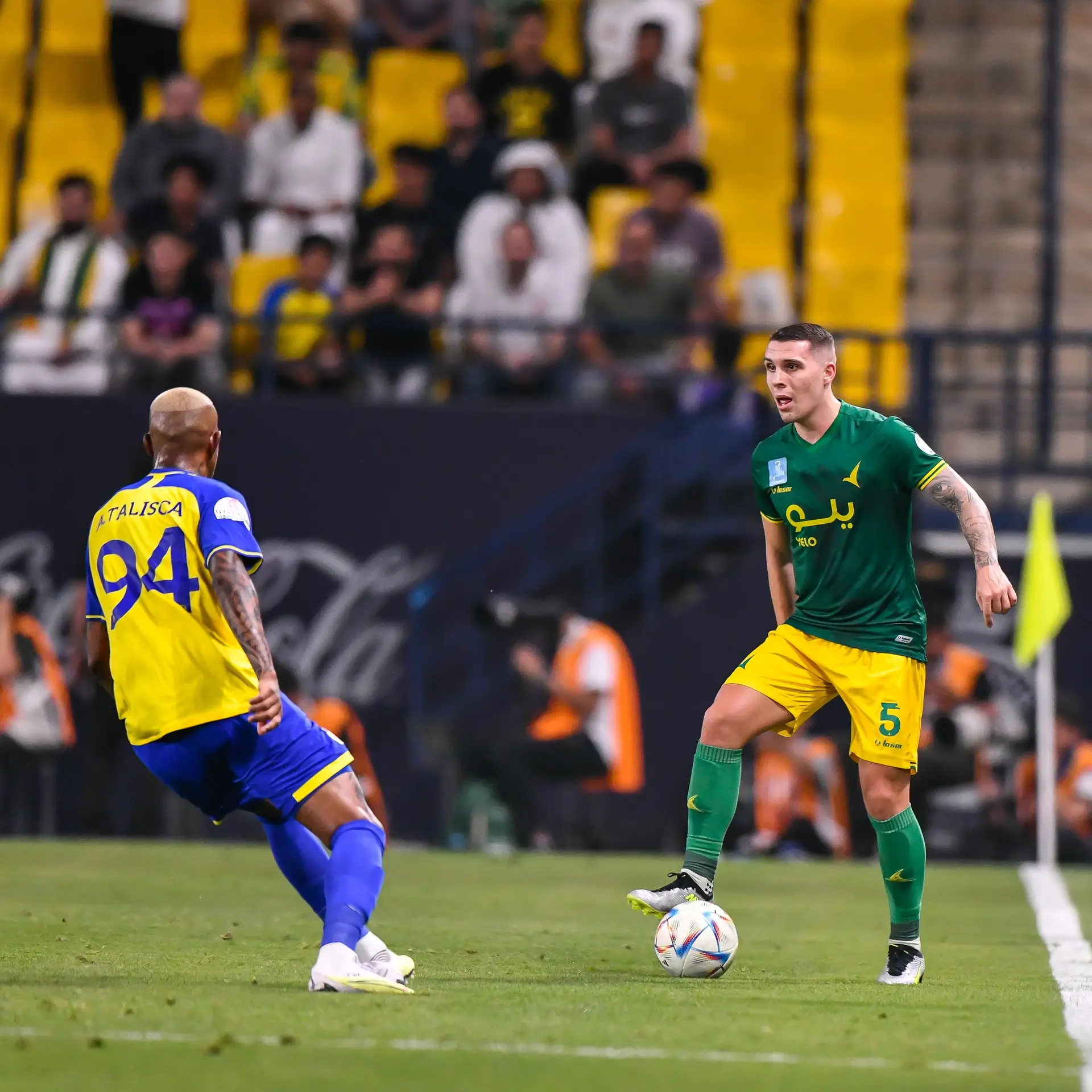 O defesa esquerdo (à direita) em jogo pelo Al-Khaeej  
