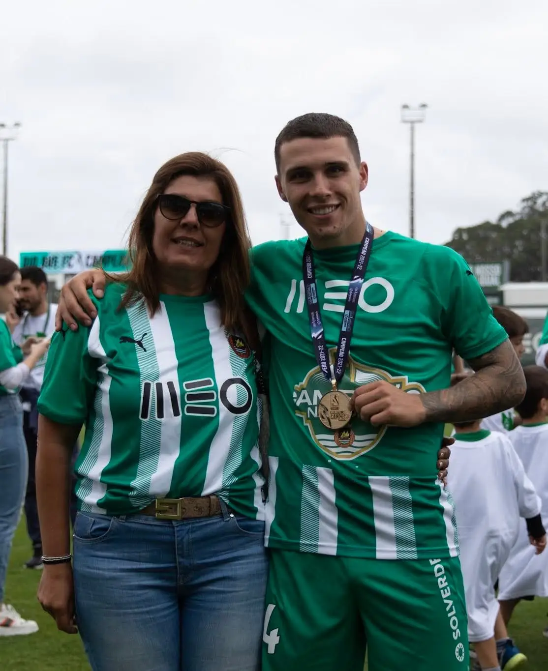 Com a mãe e a medalha de campeão da II Liga, em 2021/22