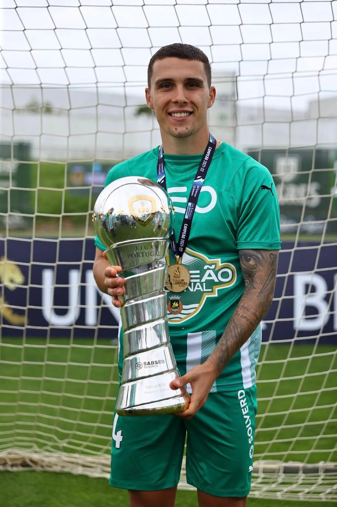 Pedro com a taça de campeão  que levou o Rio Ave de novo à I Liga