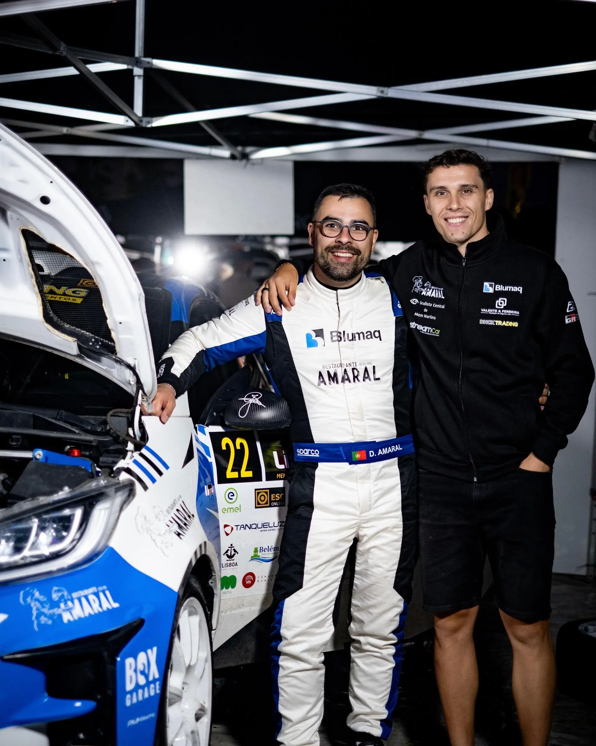 O defesa esquerdo com o irmão copiloto de rallies