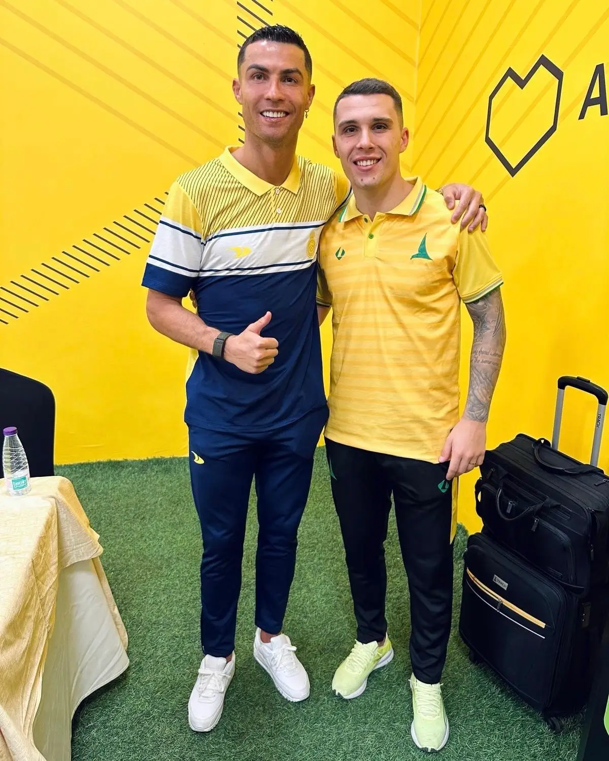 Com Cristiano Ronaldo após o jogo entre Al-Nassr e o Al-Khaleej
