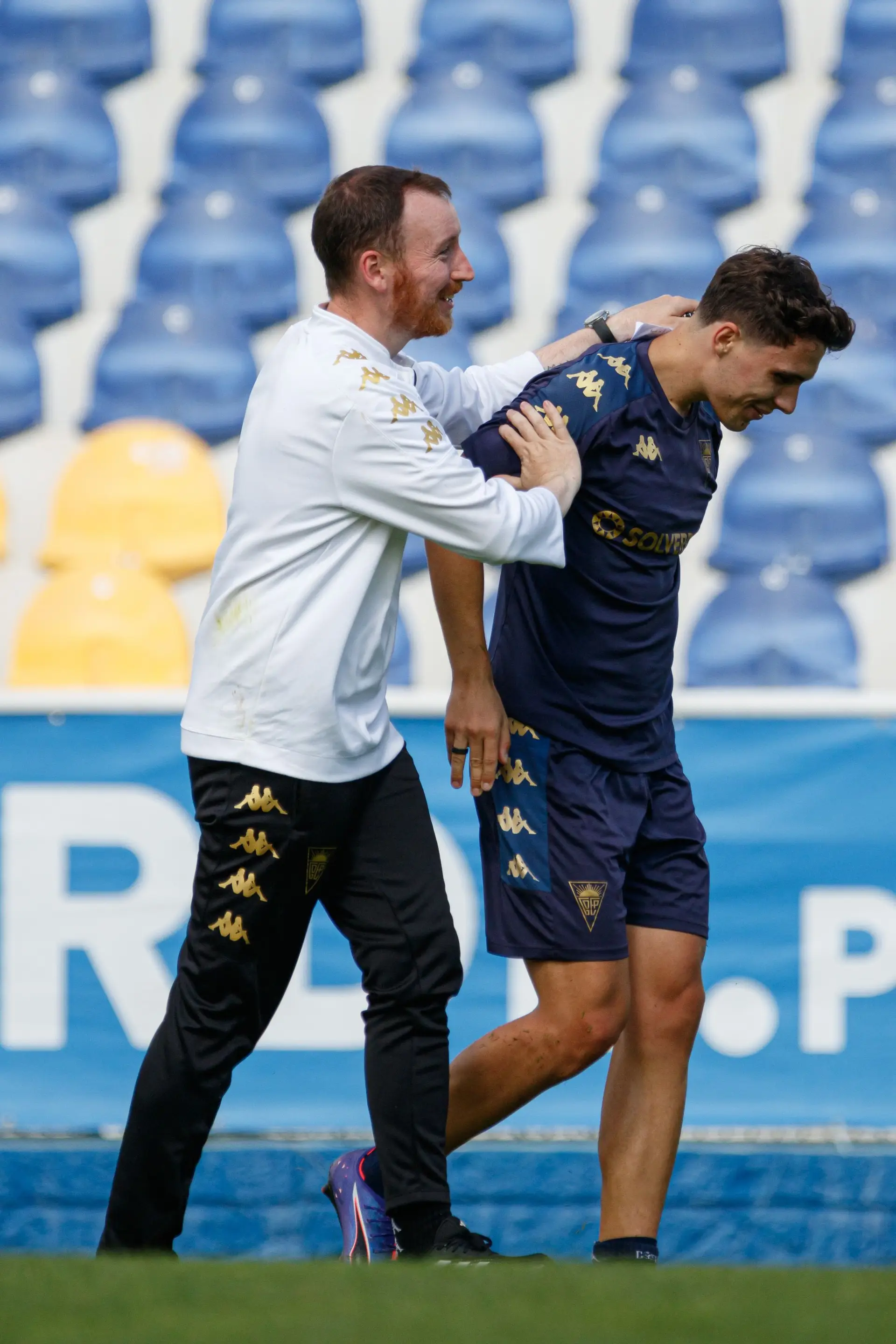 Ian Cathro, treinador do Estoril Praia, com Pedro Amaral