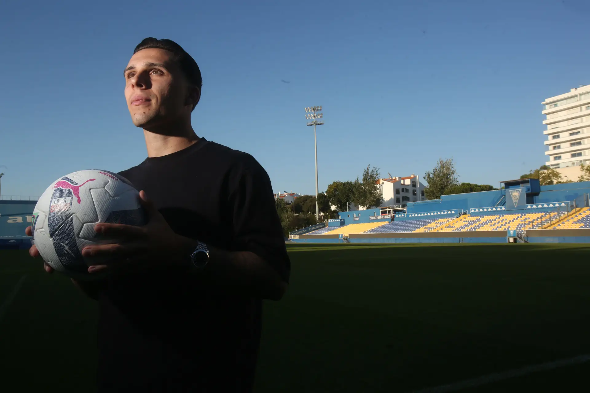 No relvado do Estoril Praia no dia em que foi entrevistado por Tribuna