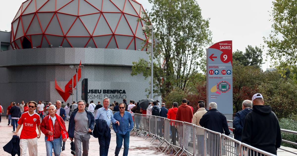 À chuva, mas a andar bem, se foi votar de manhã à Luz: “As pessoas acham a fila grande, mas isto anda num instante” À chuva, mas a andar bem, se foi votar de manhã à Luz: “As pessoas acham a fila grande, mas isto anda num instante”