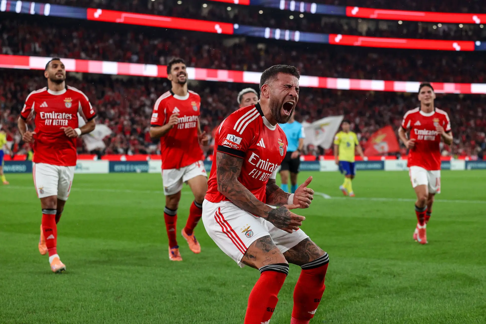 Inundadas as urnas do Benfica, faltava Pavlidis inundar a Luz com golos