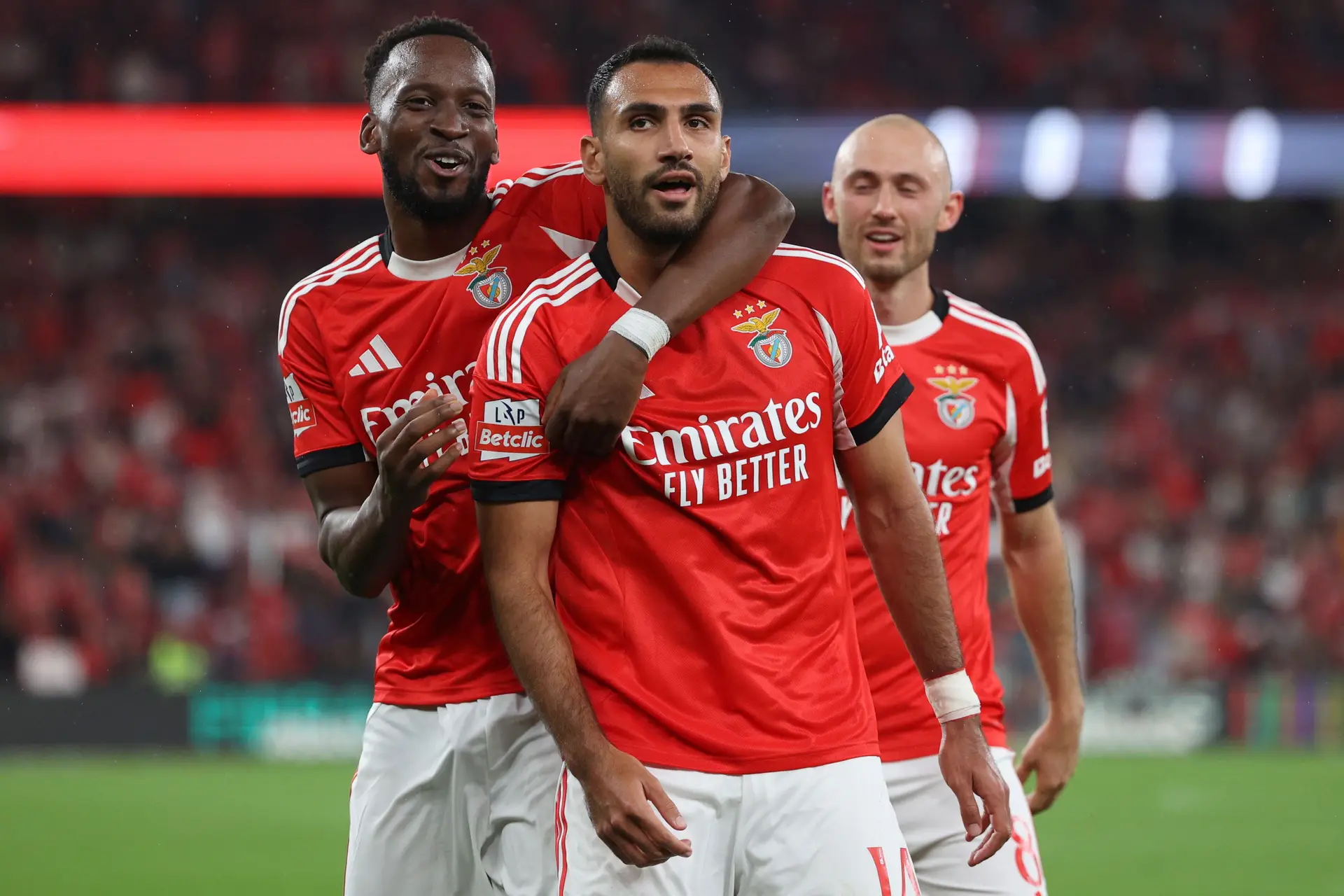 Inundadas as urnas do Benfica, faltava Pavlidis inundar a Luz com golos