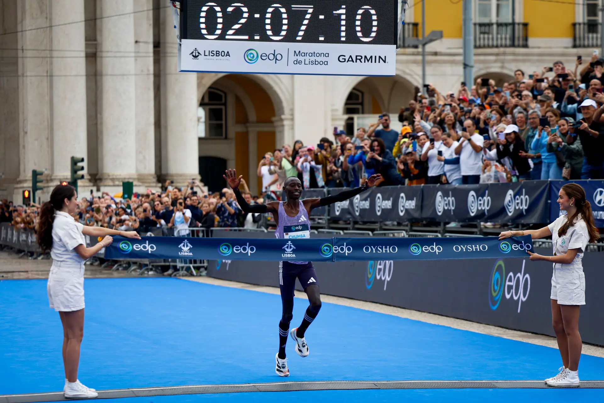 Zablon Chumba a chegar à meta da maratona de Lisboa.