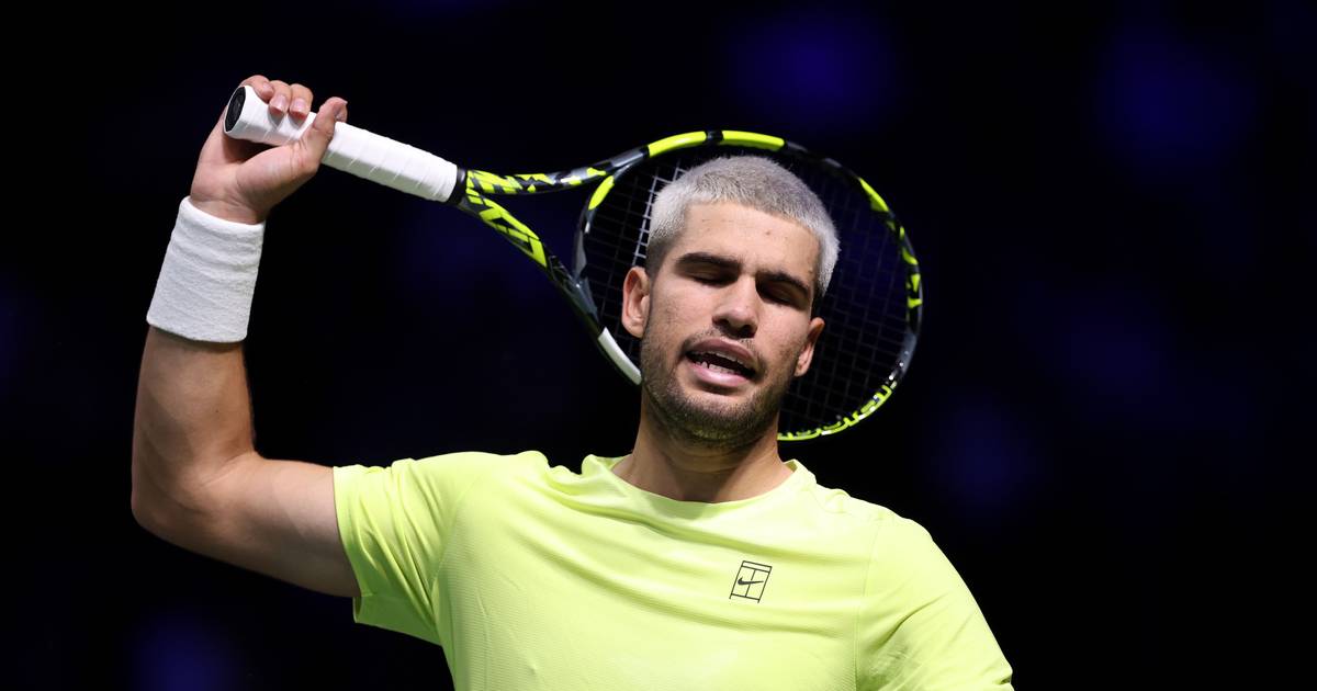 De cabelo descolorado, Carlos Alcaraz perdeu à primeira no Masters de Paris