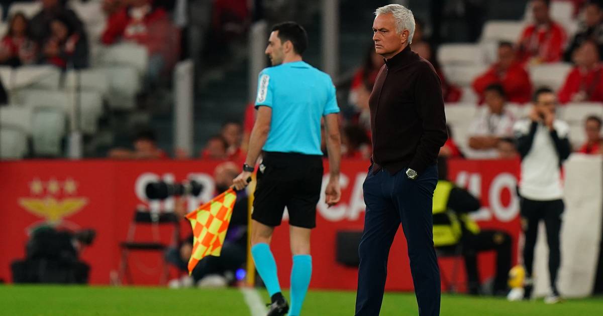 José Mourinho: “Tenho mais conferências de imprensa do que treinos com a equipa” José Mourinho: “Tenho mais conferências de imprensa do que treinos com a equipa”