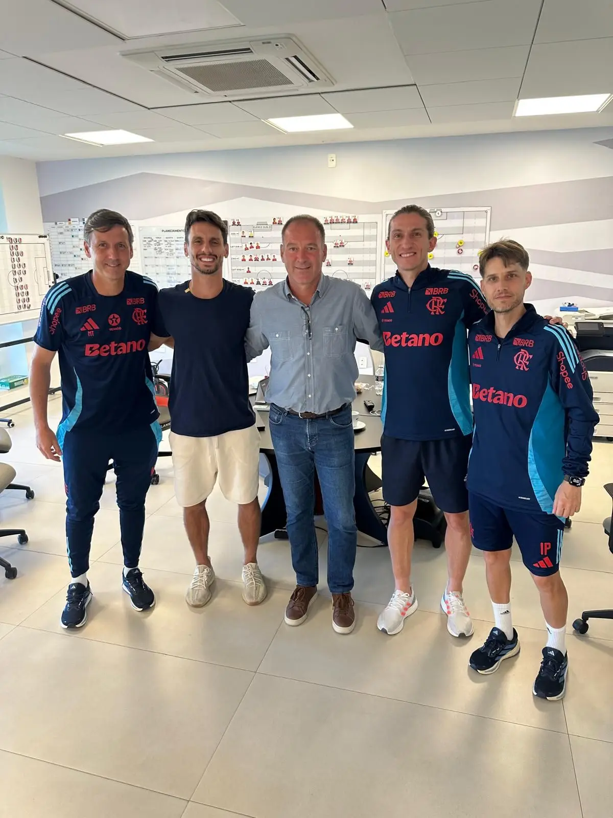 Nuno Presume com a equipa técnica do Flamengo