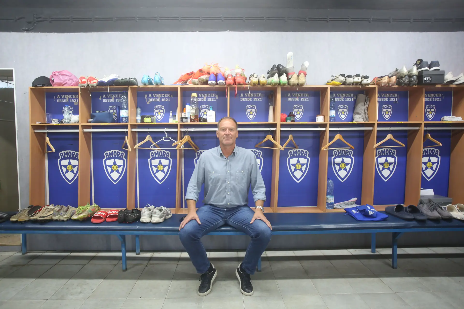 O treinador no balneário do Amora FC, na semana em que foi entrevistado por Tribuna
