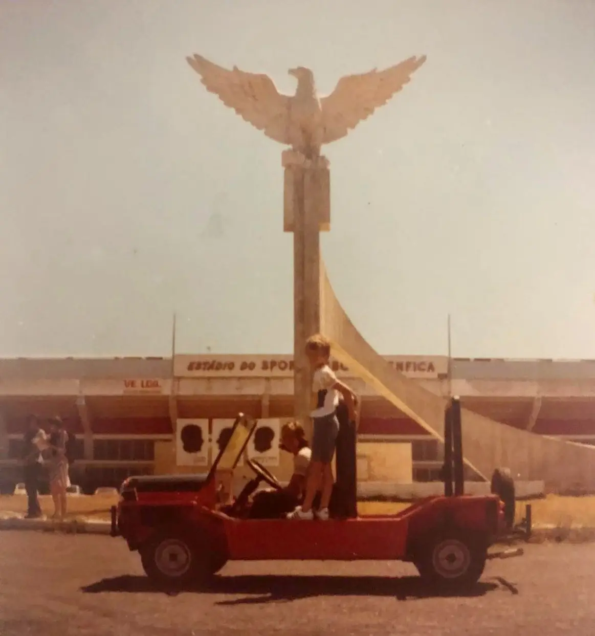 Nuno, no Buggy em frente ao Estádio da Luz