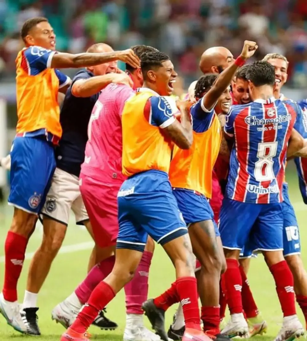 Nuno Presume festeja com jogadores do Bahia a vitória obre o Palmeiras, no último minuto, em jogo do Brasileirão
